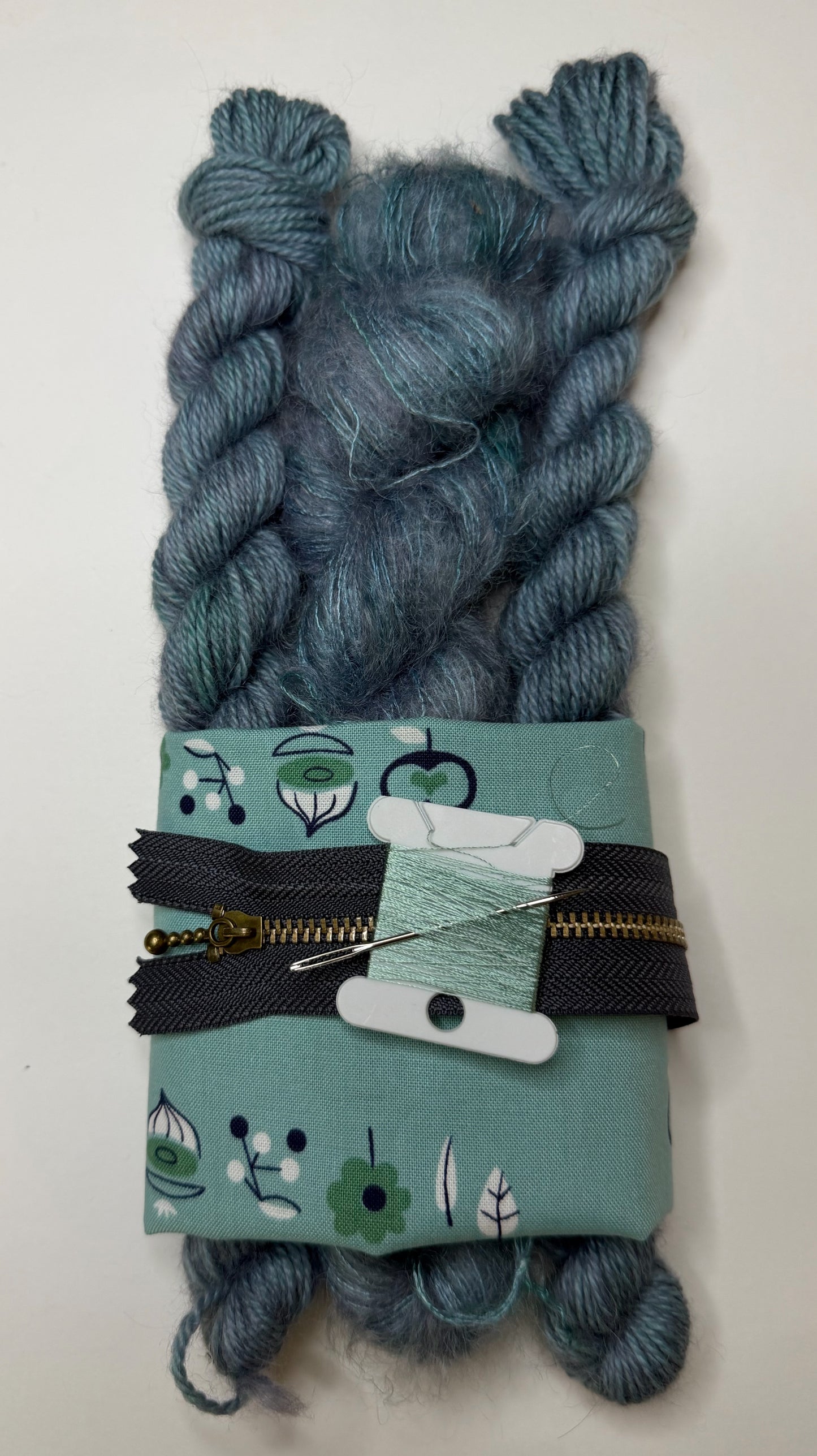 Make Up Kit: Marie Case Medium by Petite Knit